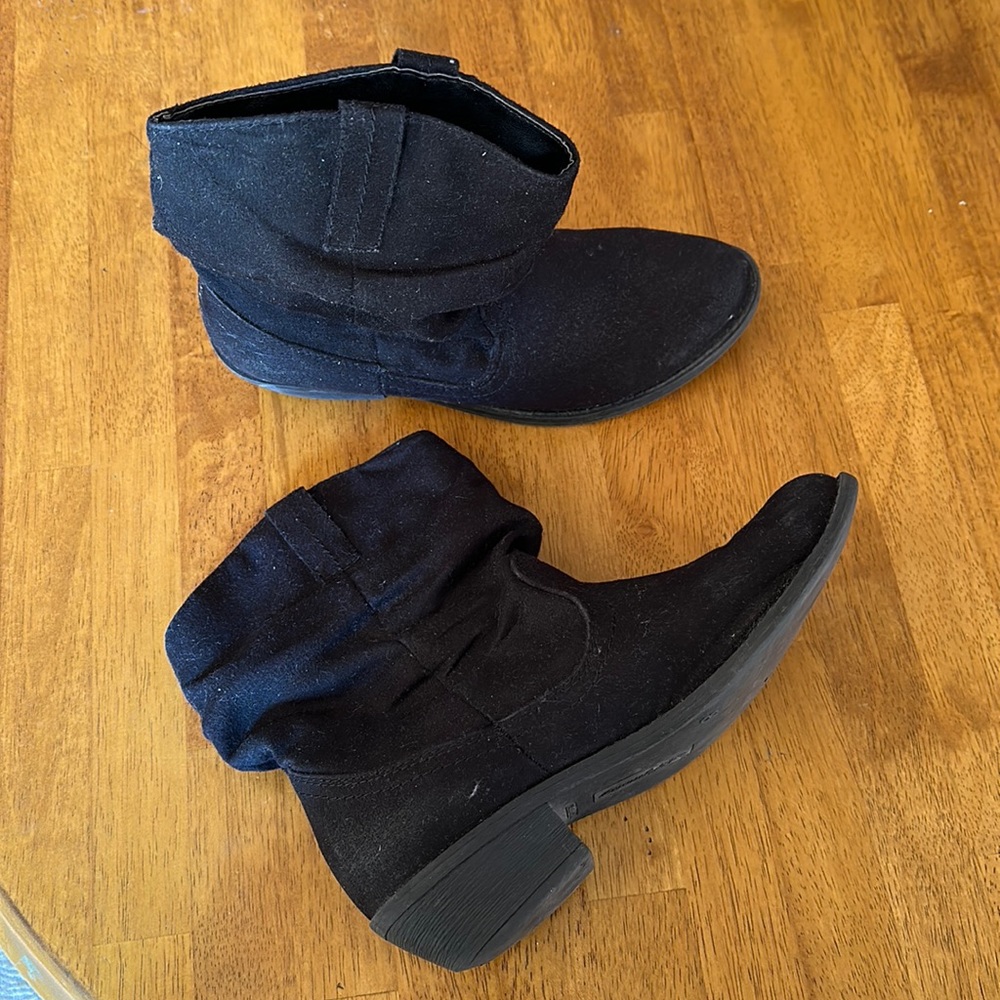 Shirt black suede boots with low heel